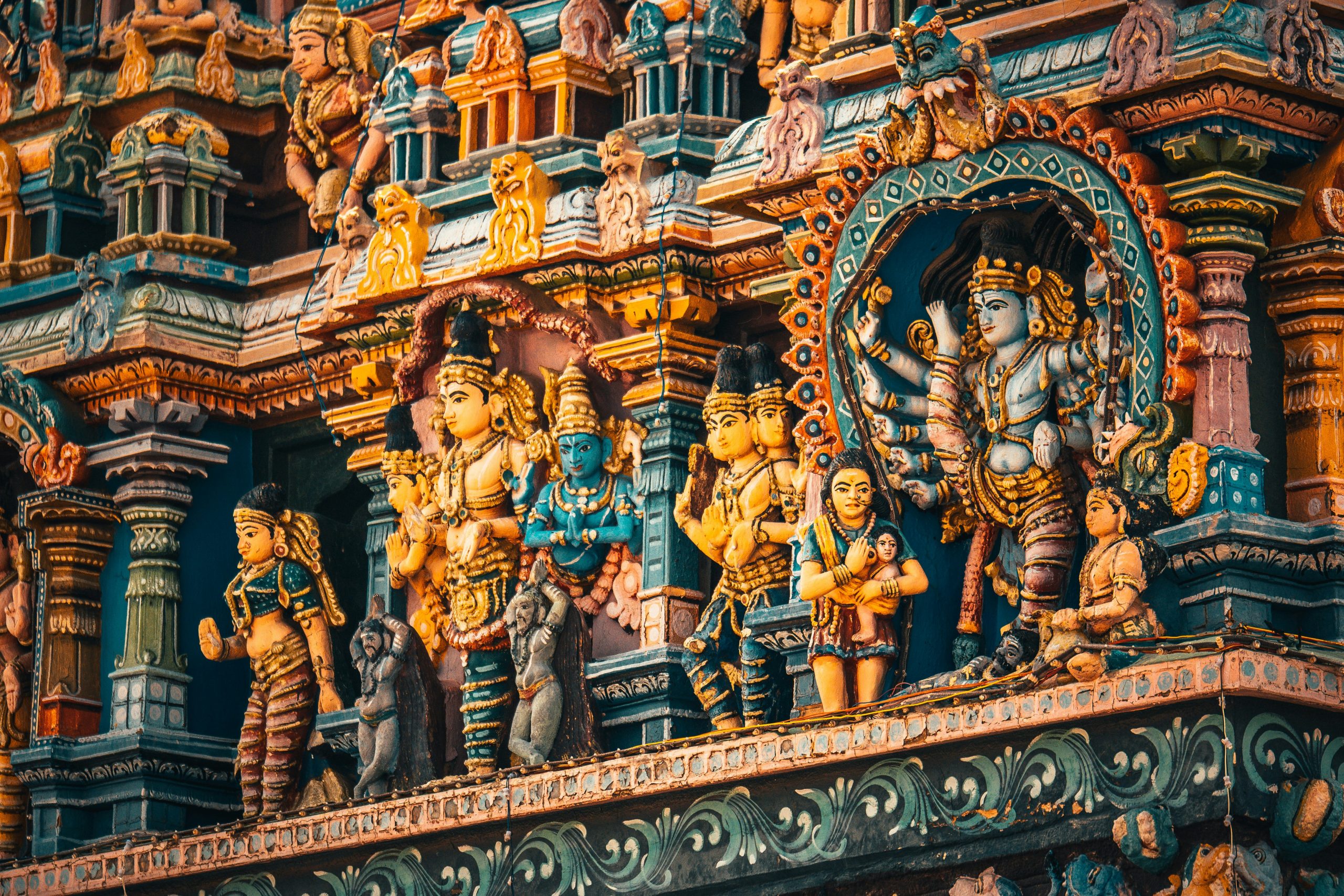 Vue d'un temple indien et de ses statues